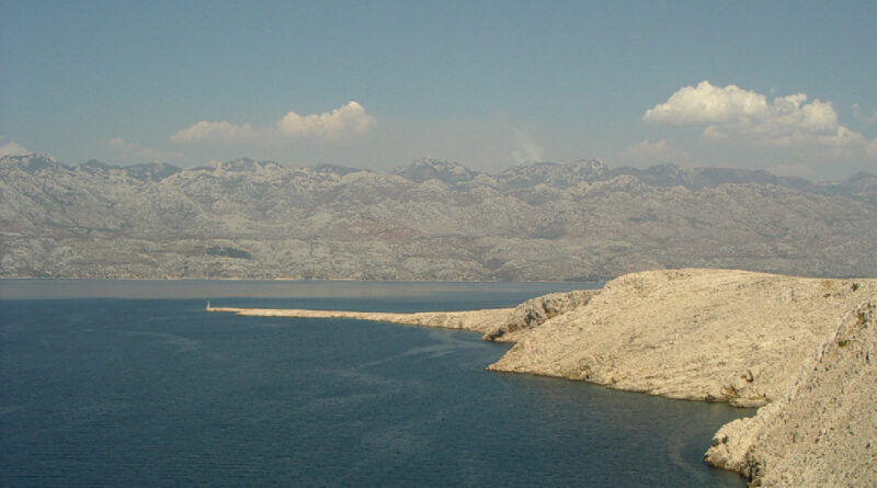 Pogled na Velebit sa Paga. Hrvatska obala