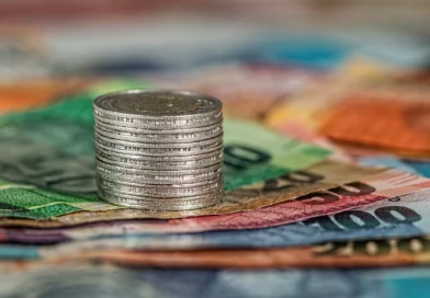 kovanice i papirni novac kao ismbol za ekonomiju i finansije