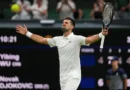 Novak Đoković na teniskom terenu spreman za udarac tokom meča