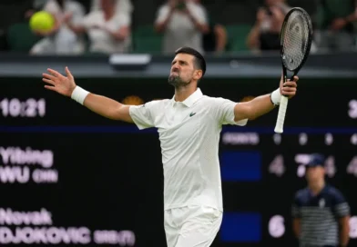Novak Đoković na teniskom terenu spreman za udarac tokom meča