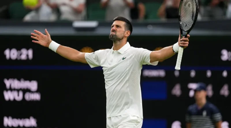 Novak Đoković na teniskom terenu spreman za udarac tokom meča