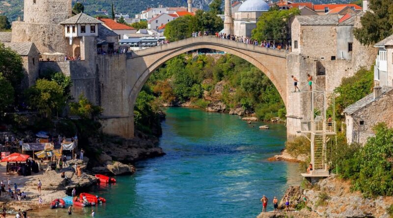 Pogled na Stari most u Mostaru i reko Neretvu